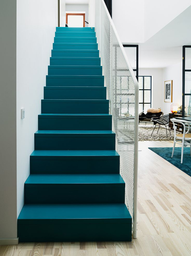 Escaliers repeint bleu