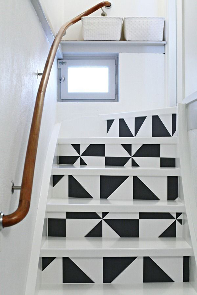 Escaliers repeint noir et blanc